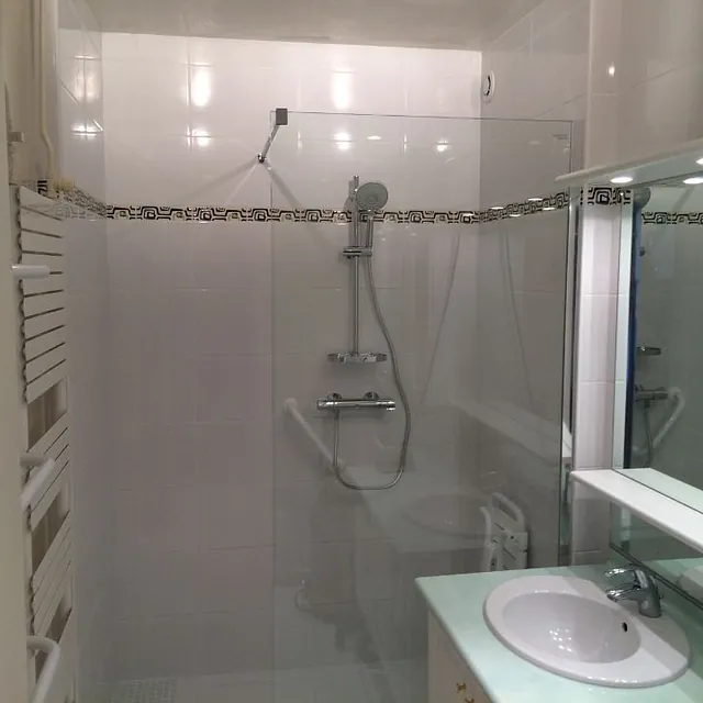 Salle-de-bains comme neuve